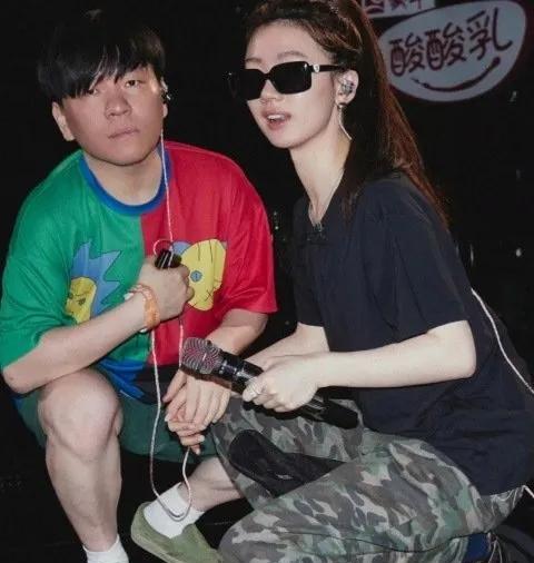 24岁的单依纯，无疑是华语乐坛一颗耀眼的新星。春晚舞台上，她的歌声打动无数观众；