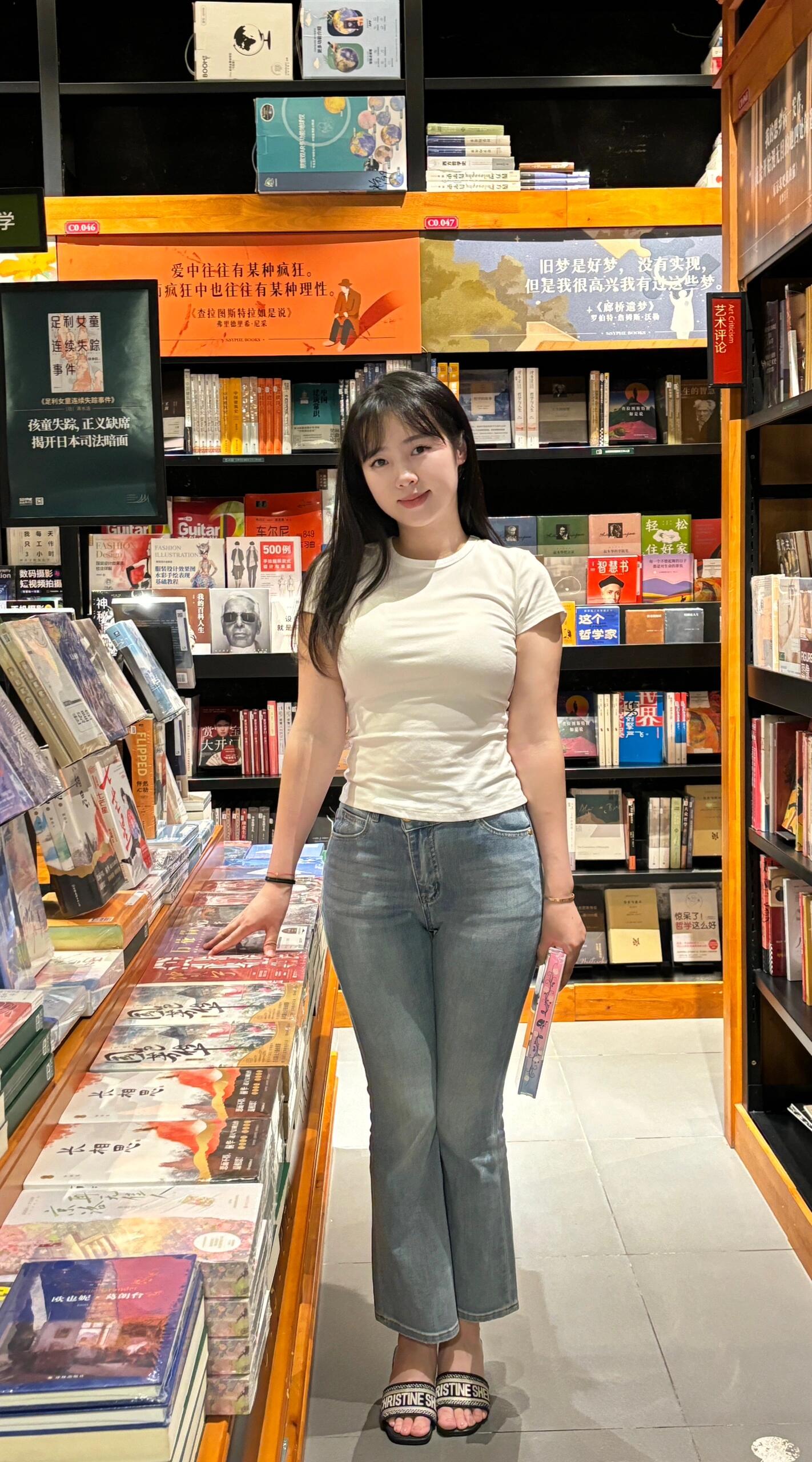 今天陪表妹来读书馆看书。