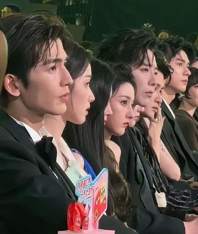 不得不说明星不是谁都能当的！这一排鼻子没一个塌的！​​​