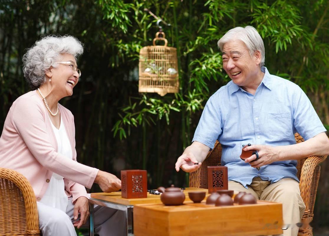 诸位，你是否察觉到“但凡有退休金的老人都不愿与子女长期共同生活”这一现象？其背后