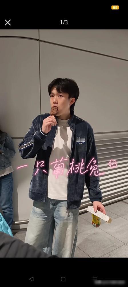 国乒抵达香港，全员开启脱，脱，脱的夏天模式。​王曼昱等待行李的时候，热得不行