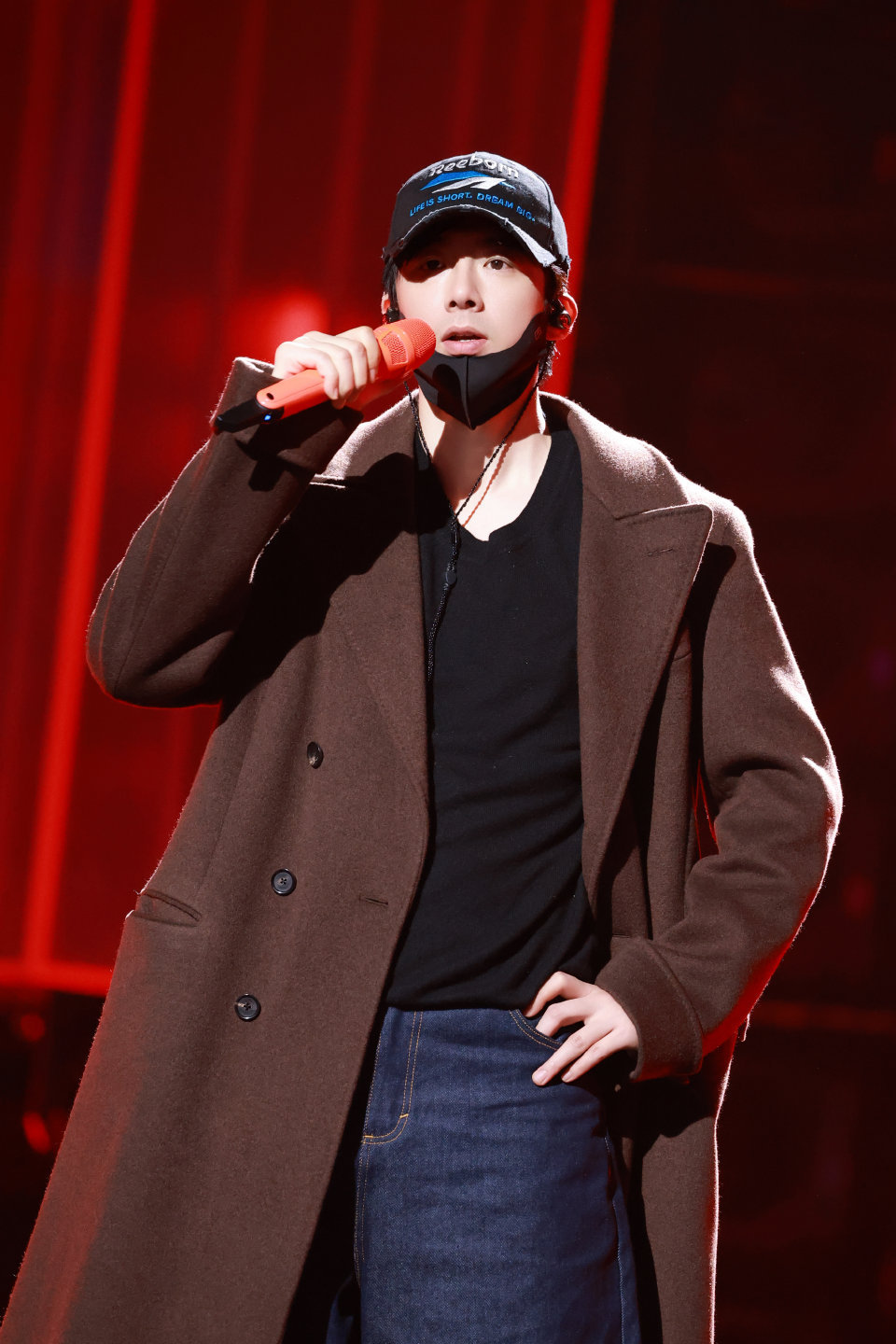 摩登兄弟刘宇宁北京卫视跨年演唱会出图，这大长腿，两套完全不一样的感觉，宁哥晚上