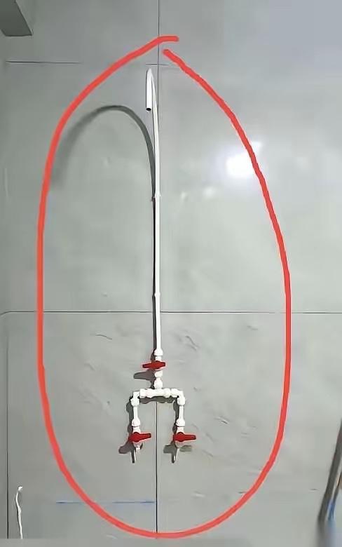 我跟水电师傅说，哥，卫浴先不装了，太贵了，实在没钱了。师傅叼着烟看了我一眼，说，