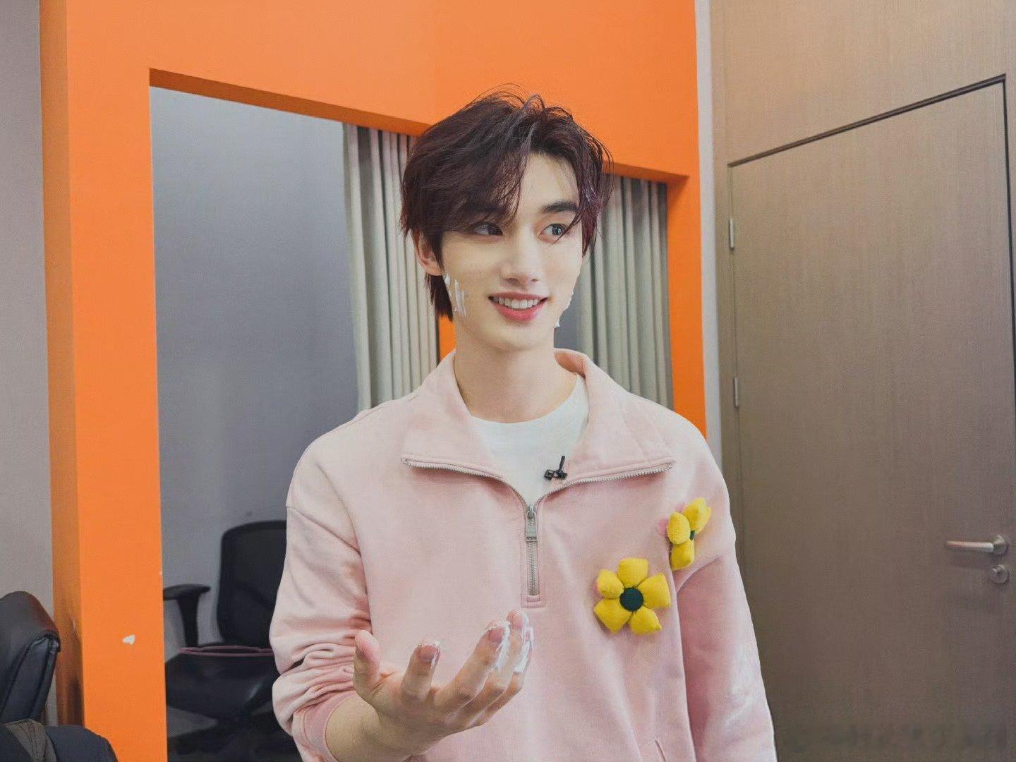 丁程鑫做引体向上用嘴拆蝴蝶结你好星期六《你好星期六》中丁程鑫太赞啦！做引体向上