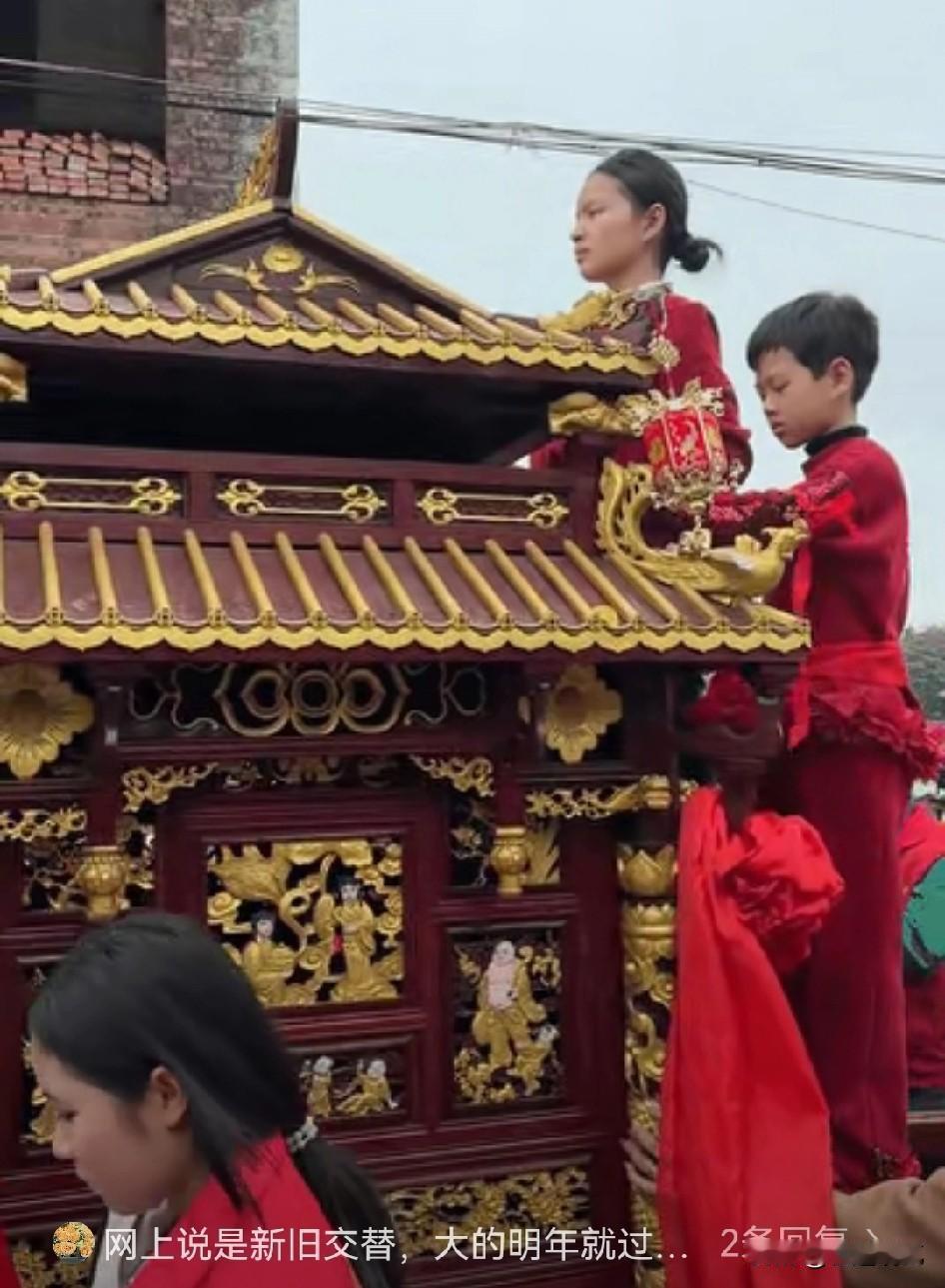 看出来了，妈祖巡游双女童，各方都没有错，10岁的女童许某涵看见巡游轿非得爬上