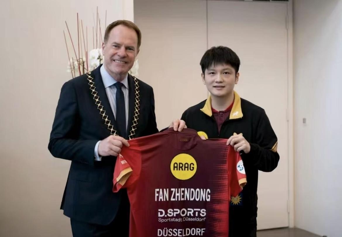 摆明了说！樊振东加盟杜塞尔多夫欢迎仪式，让球迷明白三个清醒的事实；事实一：樊振东在德甲很快乐远赴德甲