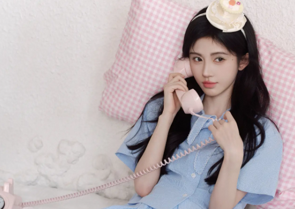鞠婧祎新写真化身蛋糕少女，浅蓝格子裙尽显清新