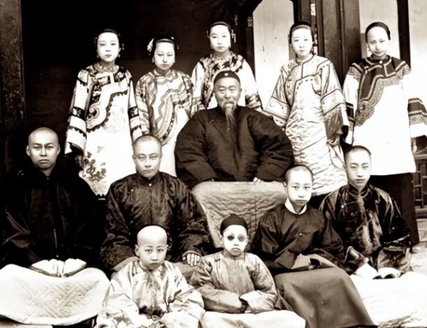1904年，通房丫李氏，站着侍奉丈夫与正妻长达33年。这日，她正在盛饭。谁知，管