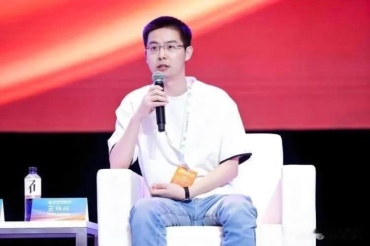 敲钟上市，36岁的王兴兴身家一举突破1300亿，一跃成为万众瞩目的90后新首富。