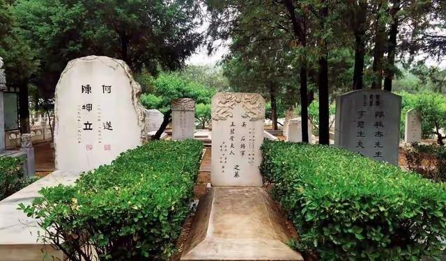 1991年，吴石将军之子吴韶成、女儿吴兰成、何遂之子何康，站在吴石的墓碑旁，一张