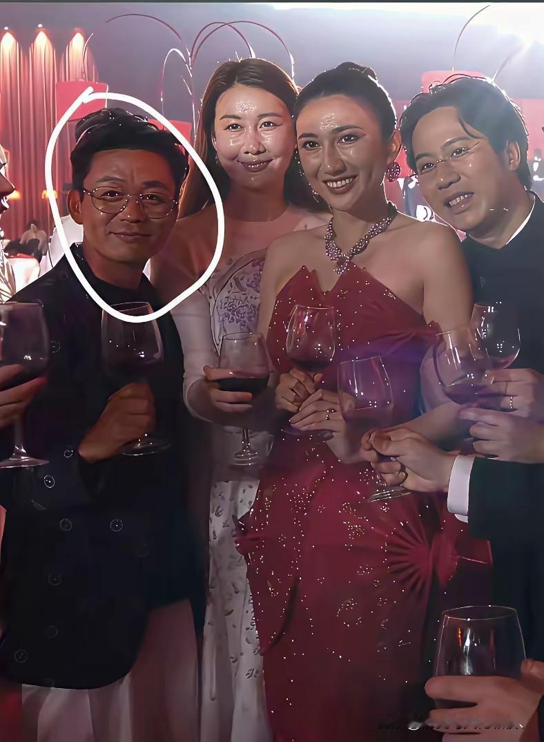 王保强娶新妇？女子壮实而美，笑容灿烂，可见为善良女子。