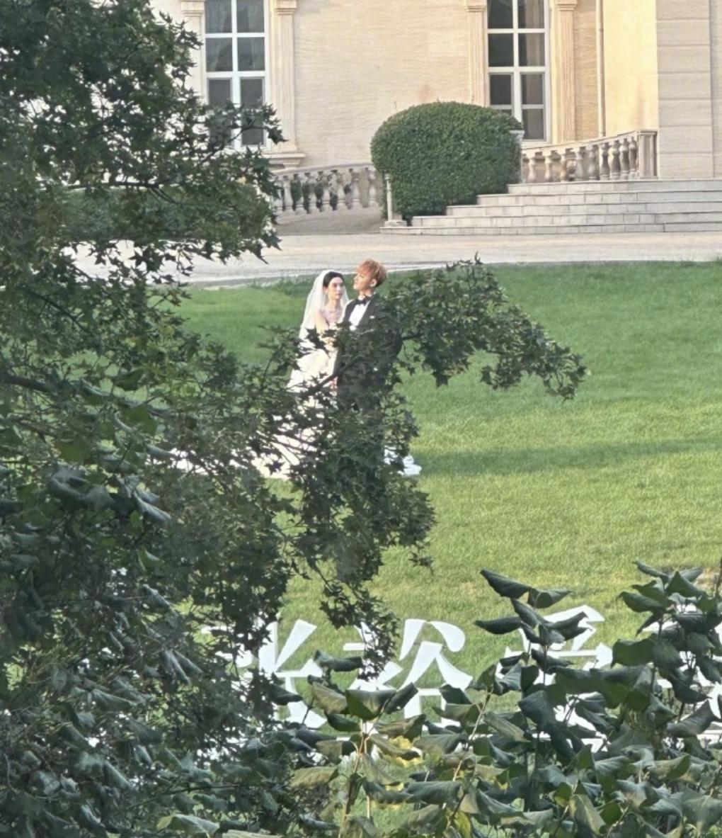 黄子韬徐艺洋拍婚纱照了，太甜啦！来人间一趟，就要晒晒太阳，手牵手和心爱的人走在
