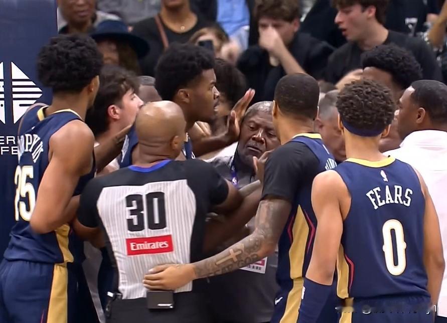 杨瀚森的机会来了！开拓者对阵鹈鹕的比赛中爆发激烈冲突，多人被驱逐。最终结果：