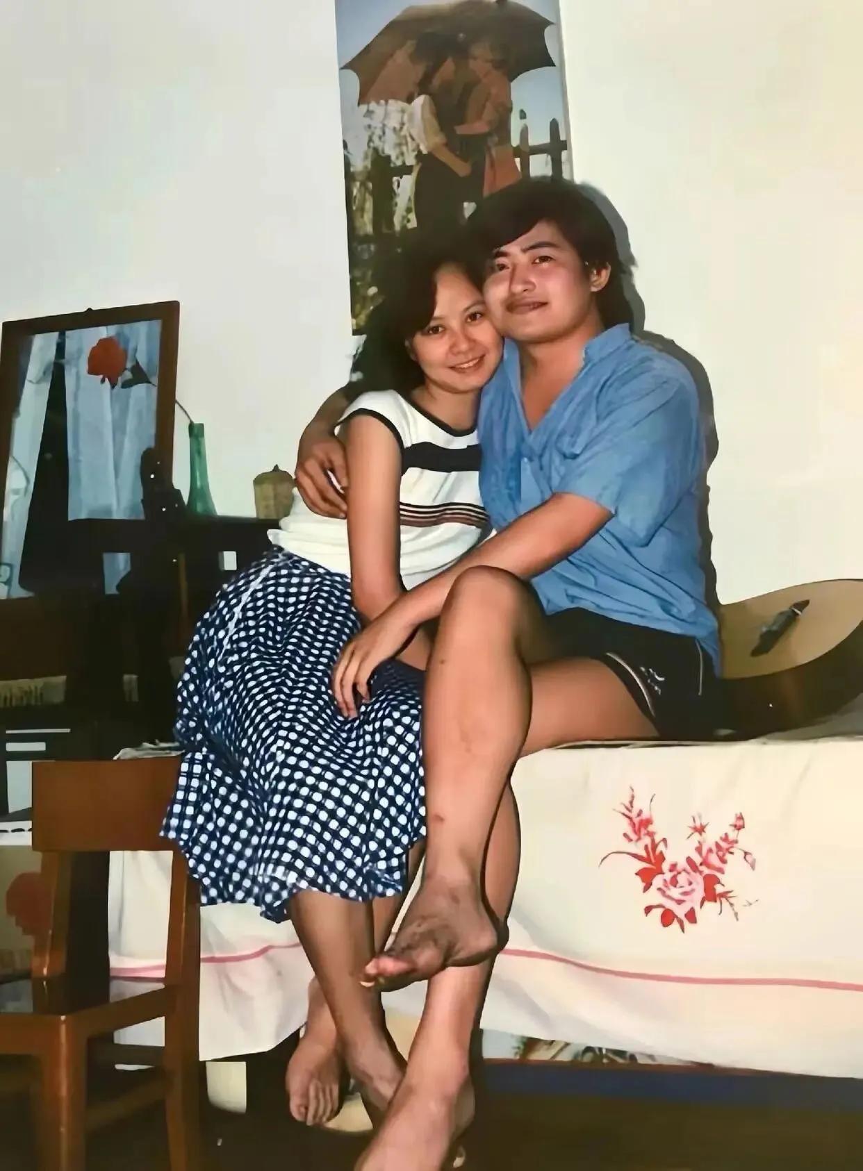 1989年，刘欢与妻子卢璐的一张合影，家里干净整洁，看着很有年代感。当时，刘欢2