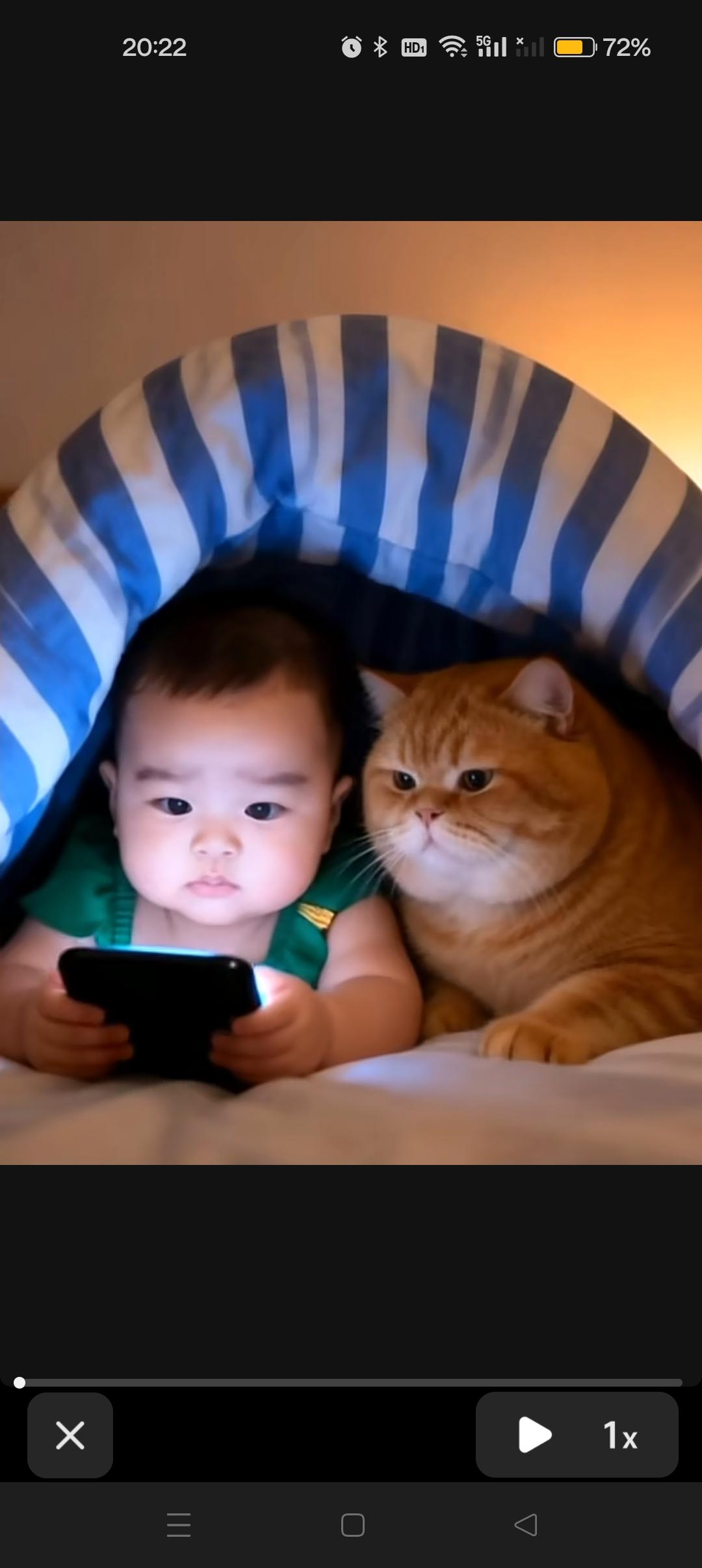 小汪宝来喽！😍当猫咪遇上人类幼崽，太可爱了吧😂汪宝躲在被窝里看手机，