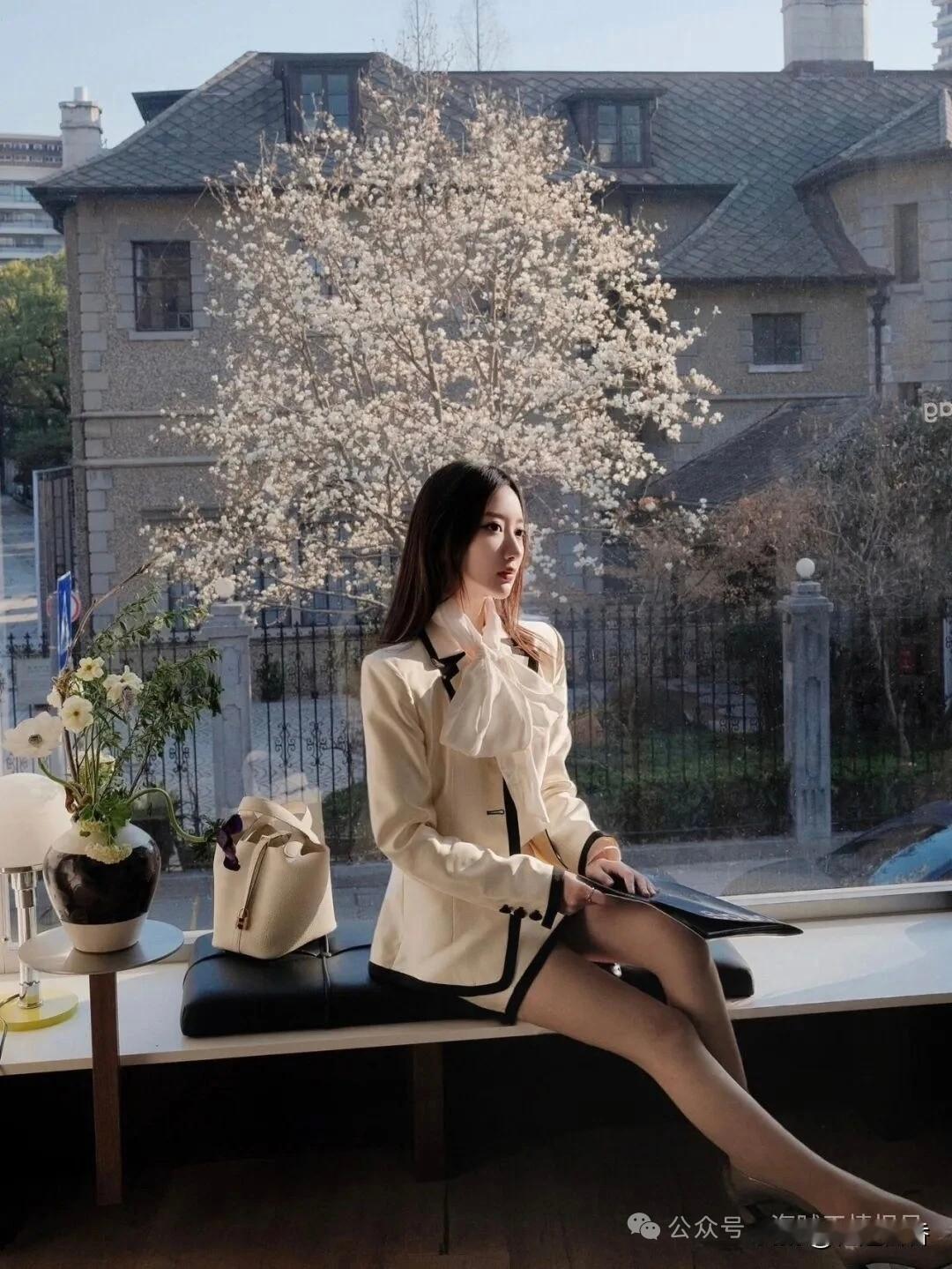 优雅午后，静享花海与书香