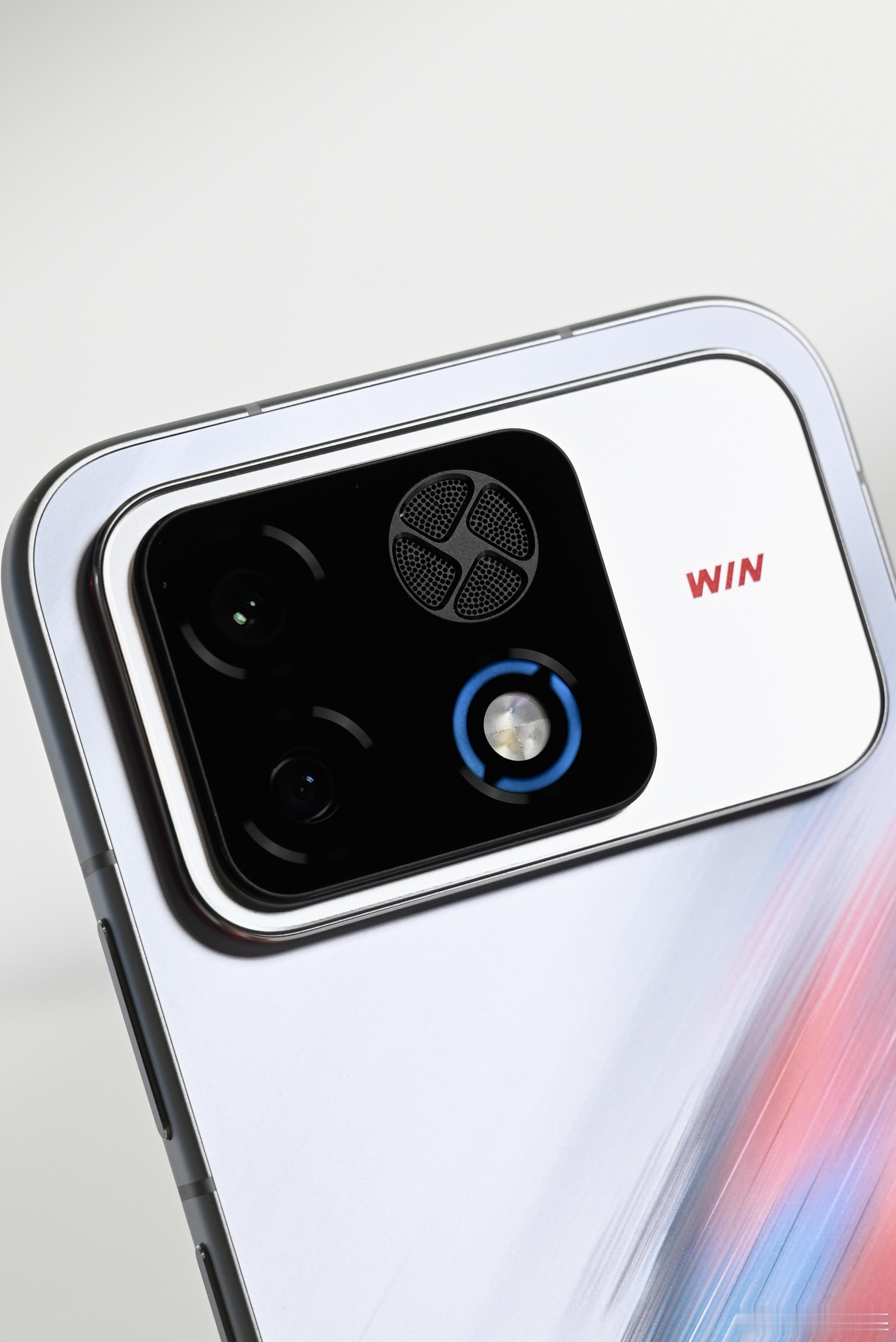 荣耀WIN2实拍图来啦！这个红蓝配色太有激情了，同时荣耀还加入了一个氛围灯，很巧