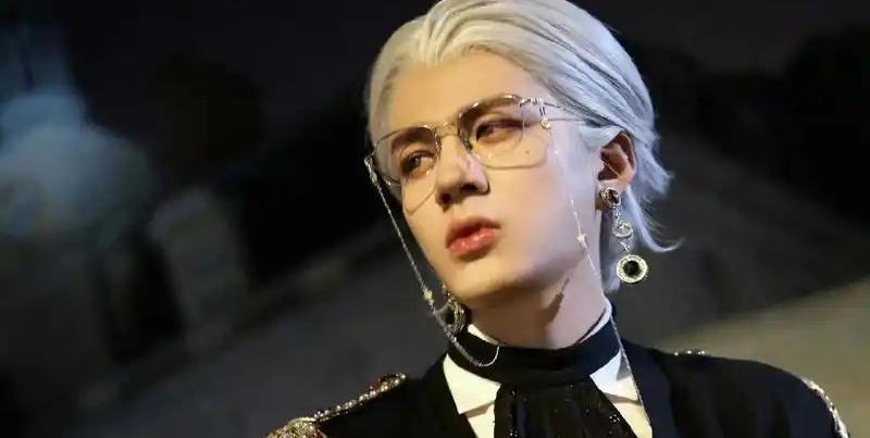 石凯穿女仆装热搜屠榜！“反差萌”被骂媚粉，网友辣评：男明星的“娇妻剧本”该烧了