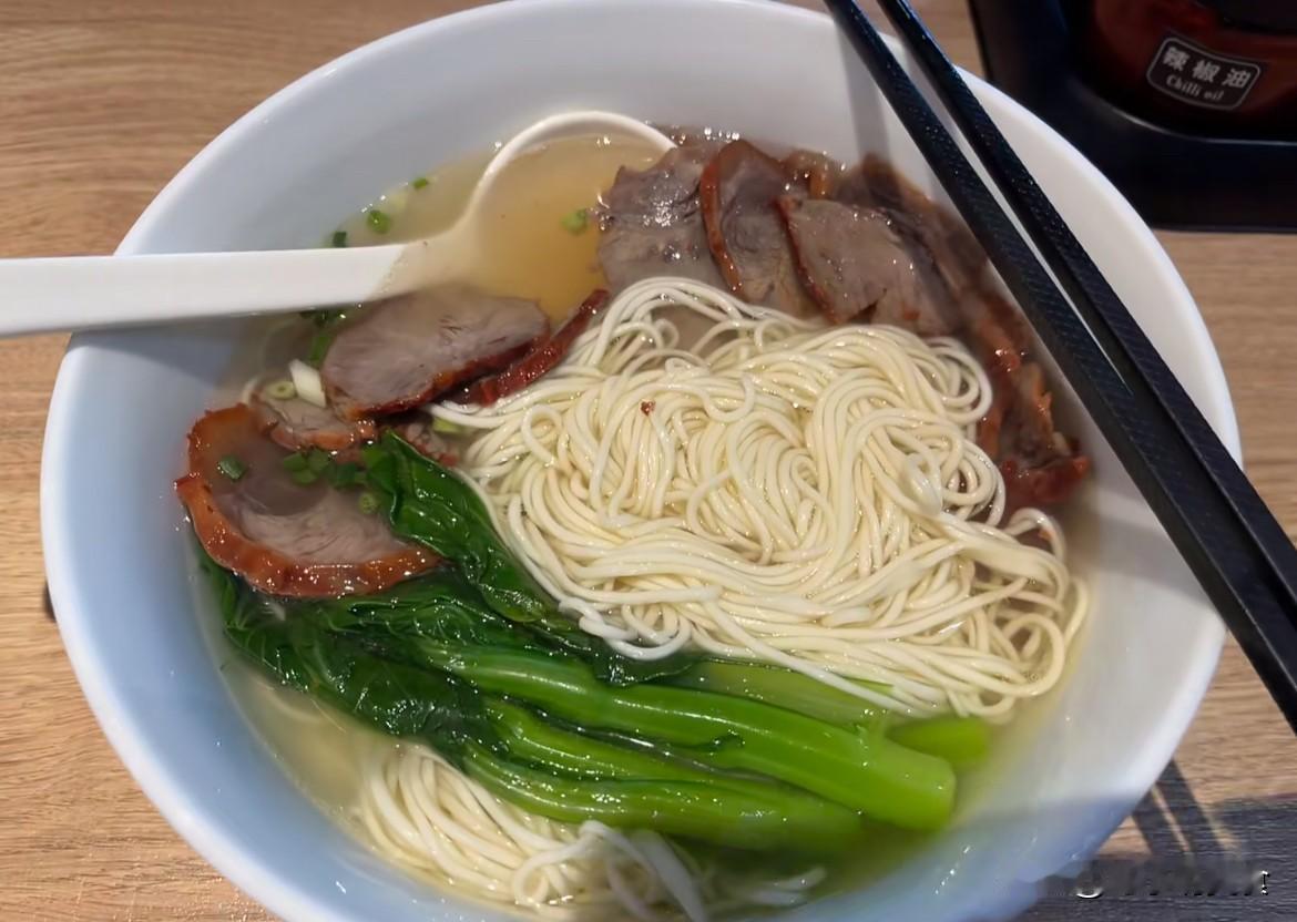 一碗牛肉面牛肉面收了我60块今天下午的飞机，早上10点半到了浦东机场，由于早