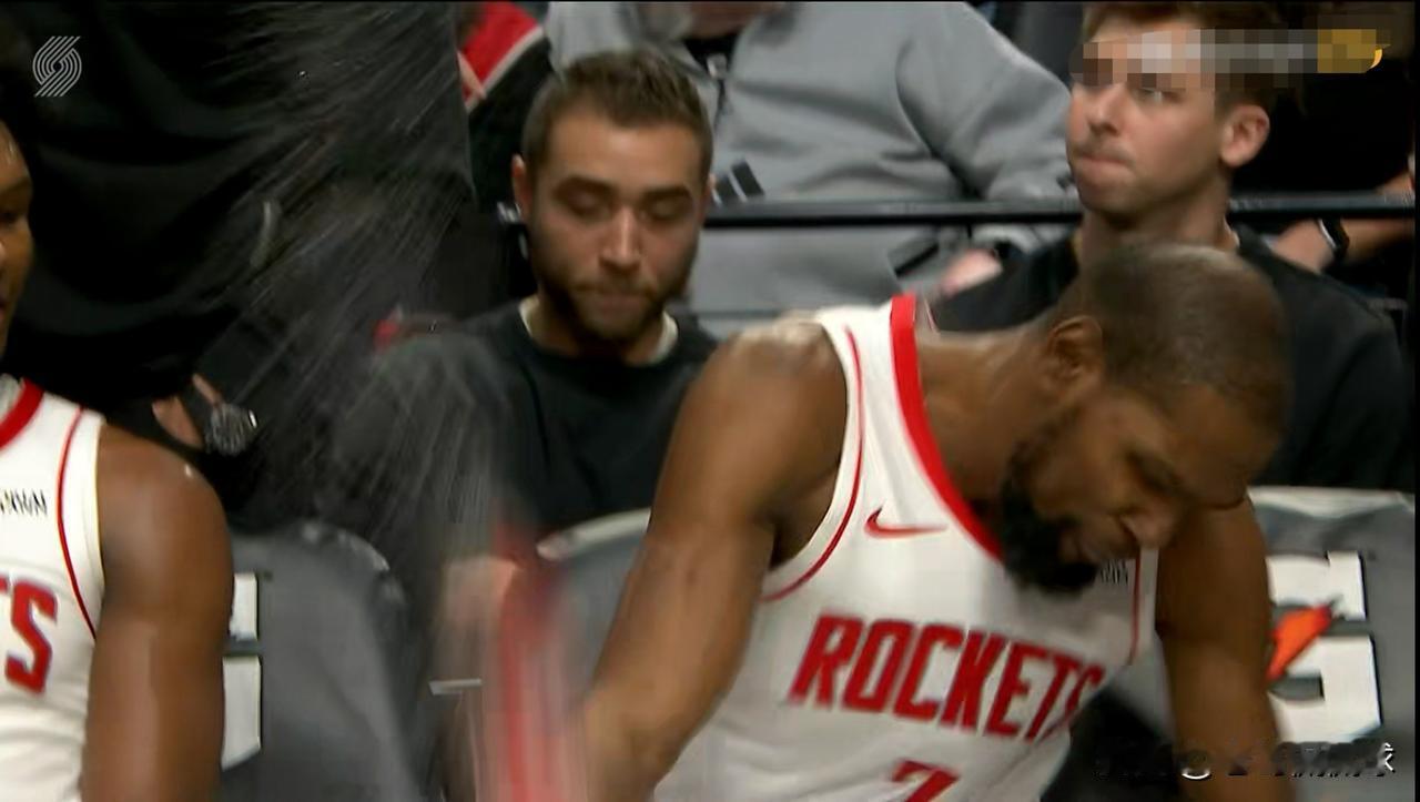 火箭当家球星杜兰特真是怒火烧天！在今天火箭客场挑战开拓者的比赛中，当时比赛进行到