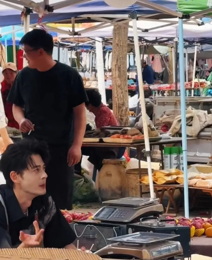 现在全网最开心的男人就是郭品超了吧！不是他接到了顶级制作的戏，也不是他获奖了
