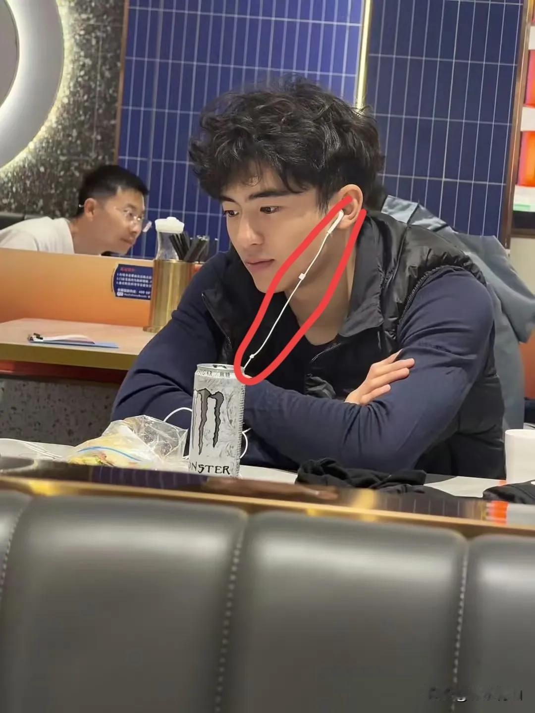 终于知道谢振轩为什么用有线耳机而不是蓝牙耳机了。不是因为蓝牙耳机买不起，而是