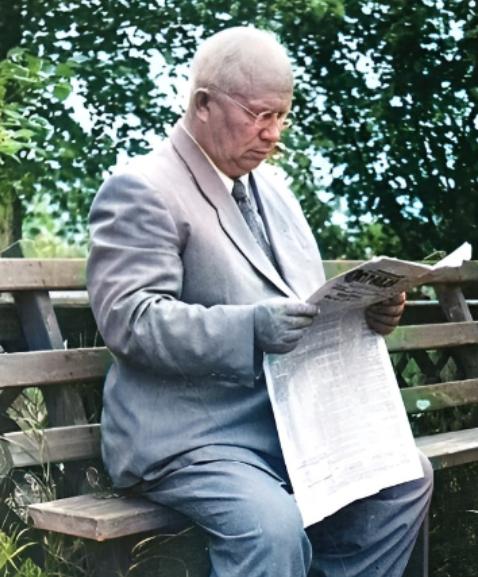 1964年，被迫“退休”后的赫鲁晓夫在莫斯科郊外一所别墅内过起了闲云野鹤的生活，