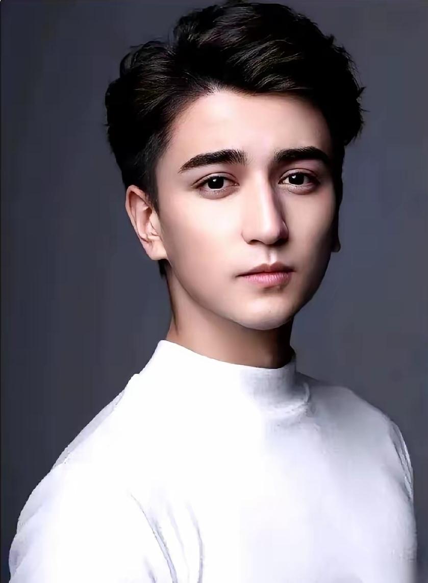 闫学晶儿子林傲霏“新疆班”的瓜越扒越透，终于看清这场闹剧的本质：中戏的声明字字“