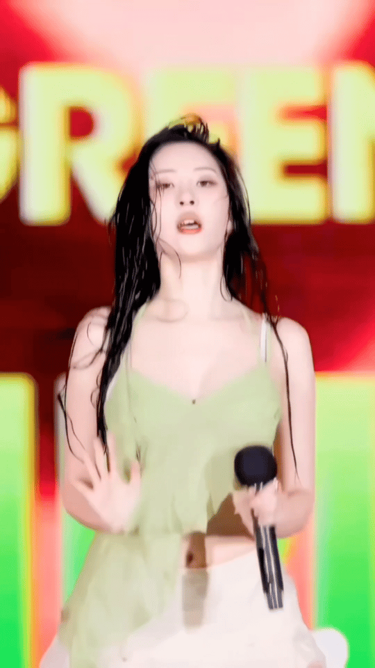 权恩妃怪不得前排票贵啊，这票是真值[爱心]​​​