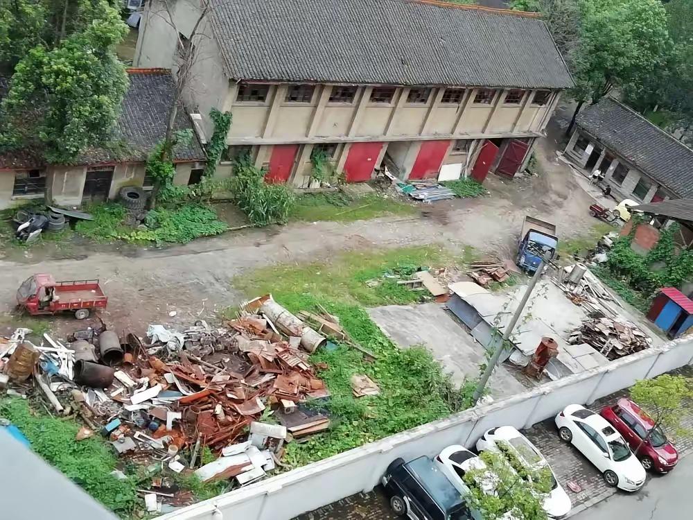 “广东惠州，一男子深夜闯入同村废品店，对老板娘实施搂抱、抚摸等骚扰行为，老板娘联