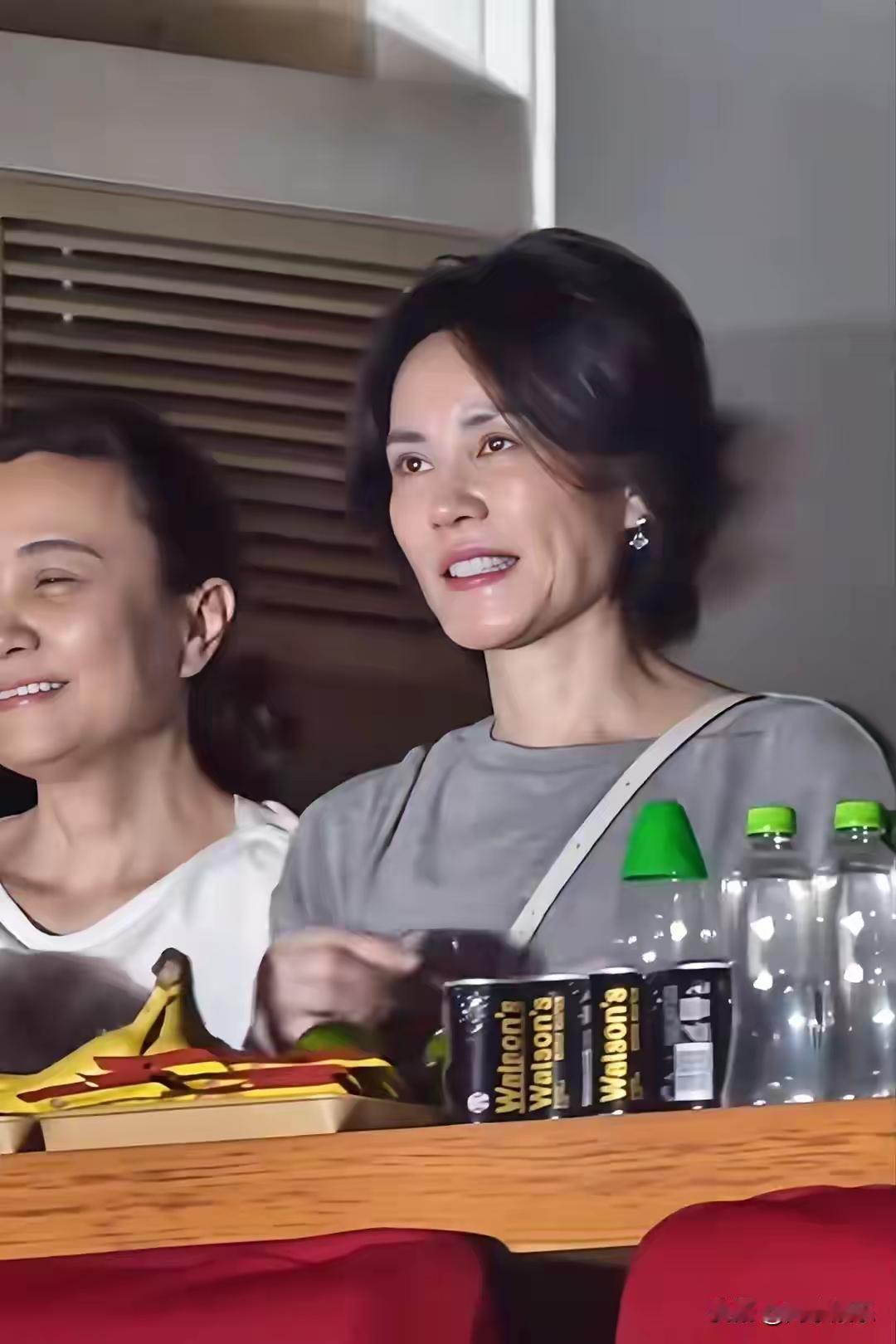王菲状态还是不错的，毕竟快60的人了。人家小谢不嫌弃就行。
