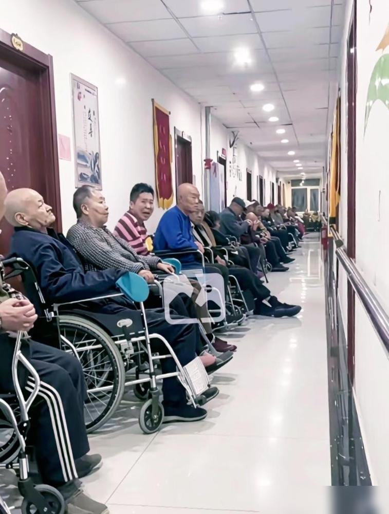 养老院里有些事，外人不一定知道。我家老人前几年在一家养老院住过，我跟着跑了不