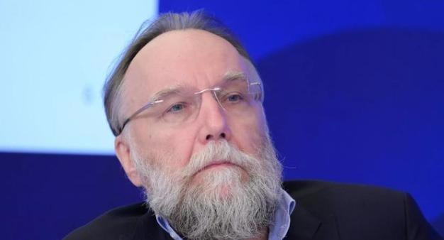 普京智囊表态：特朗普摊牌真正对手是中国，美国的手段已经改变了。特朗普并不是一个非