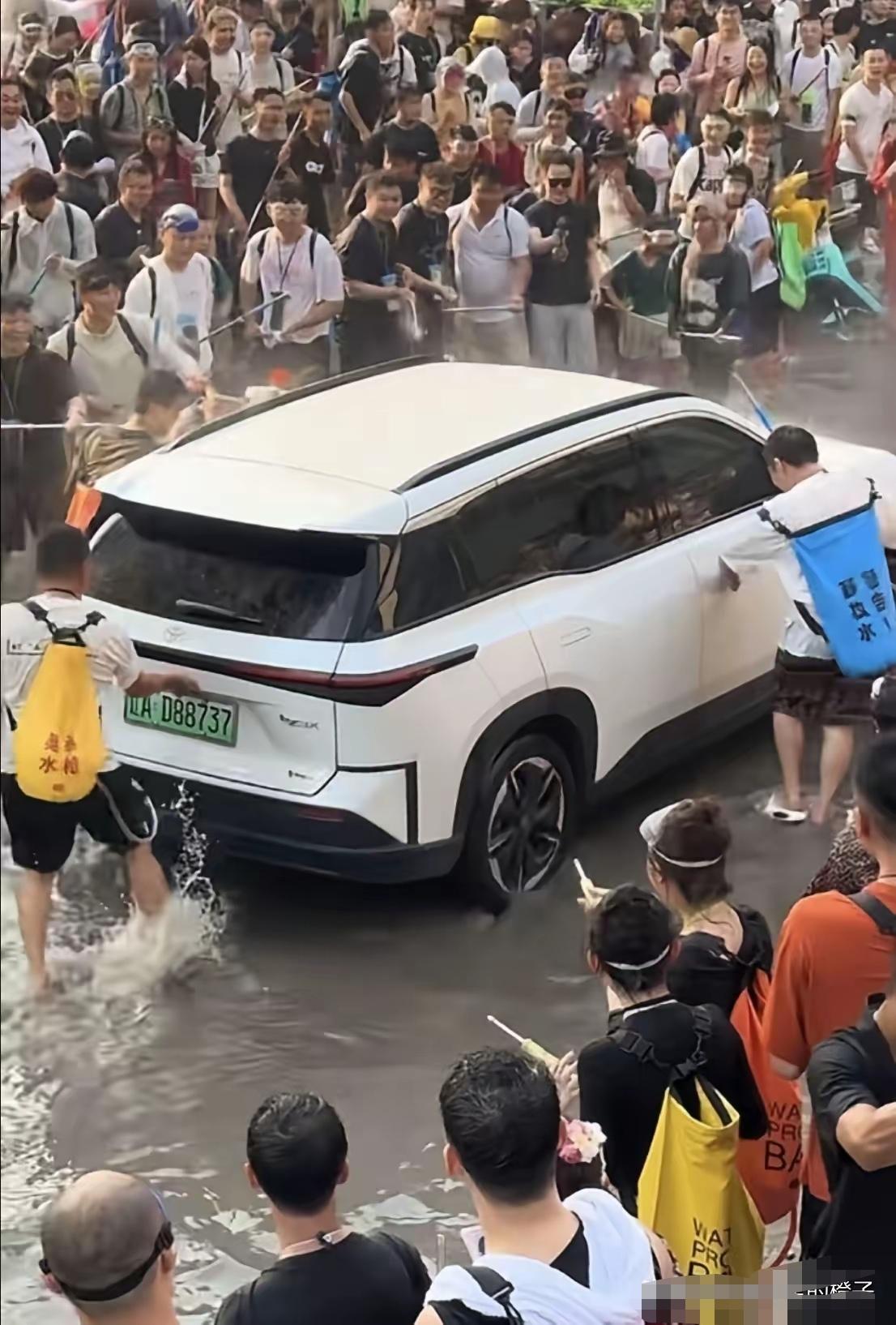 高速上开着车，后车门突然被人从外面拽开，高压水枪怼着脸就喷。这不是拍电影，是今年