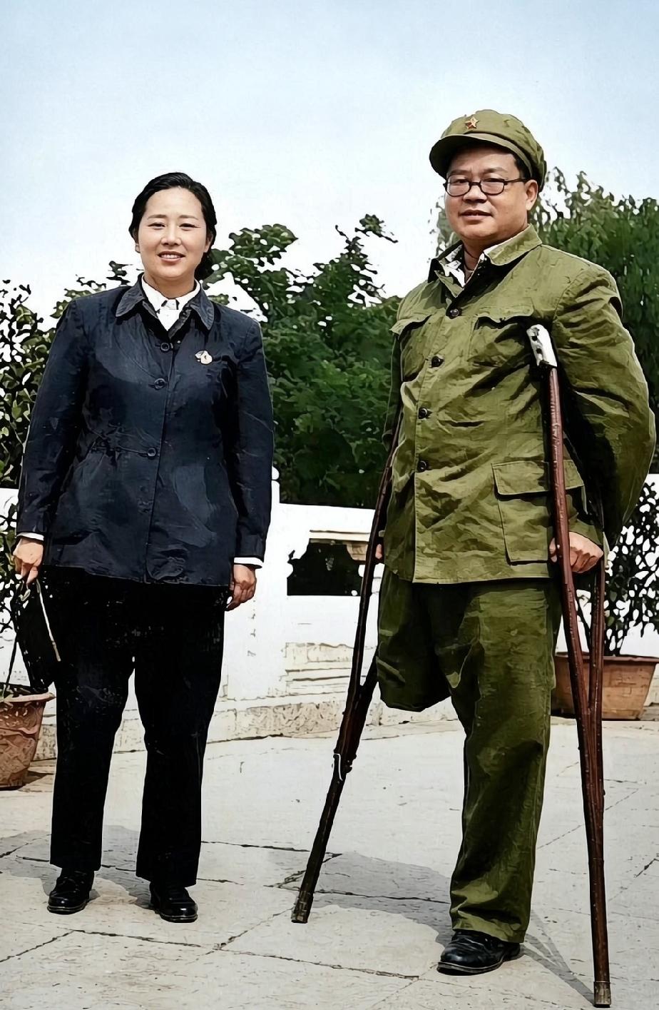 这张老照片，是开国中将钟赤兵与夫人危秀英的合影。庭院之中草木青翠，钟赤兵身着军装