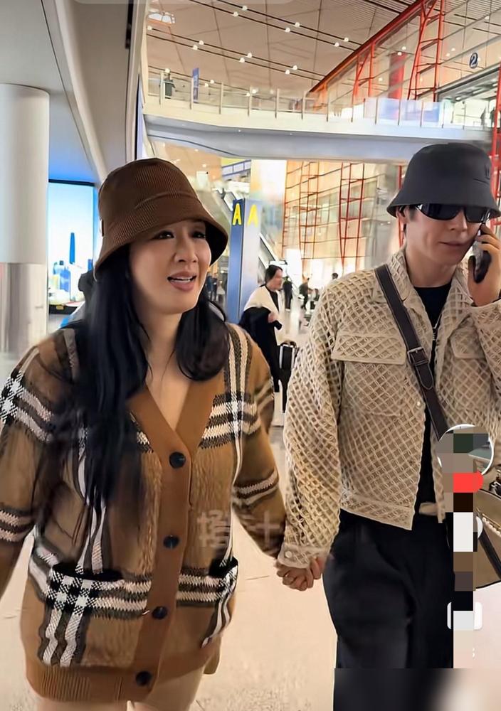 骂了张伦硕10年吃软饭，我服了。钟丽缇三个女儿不是傻子，一声不吭全改姓张，只因张