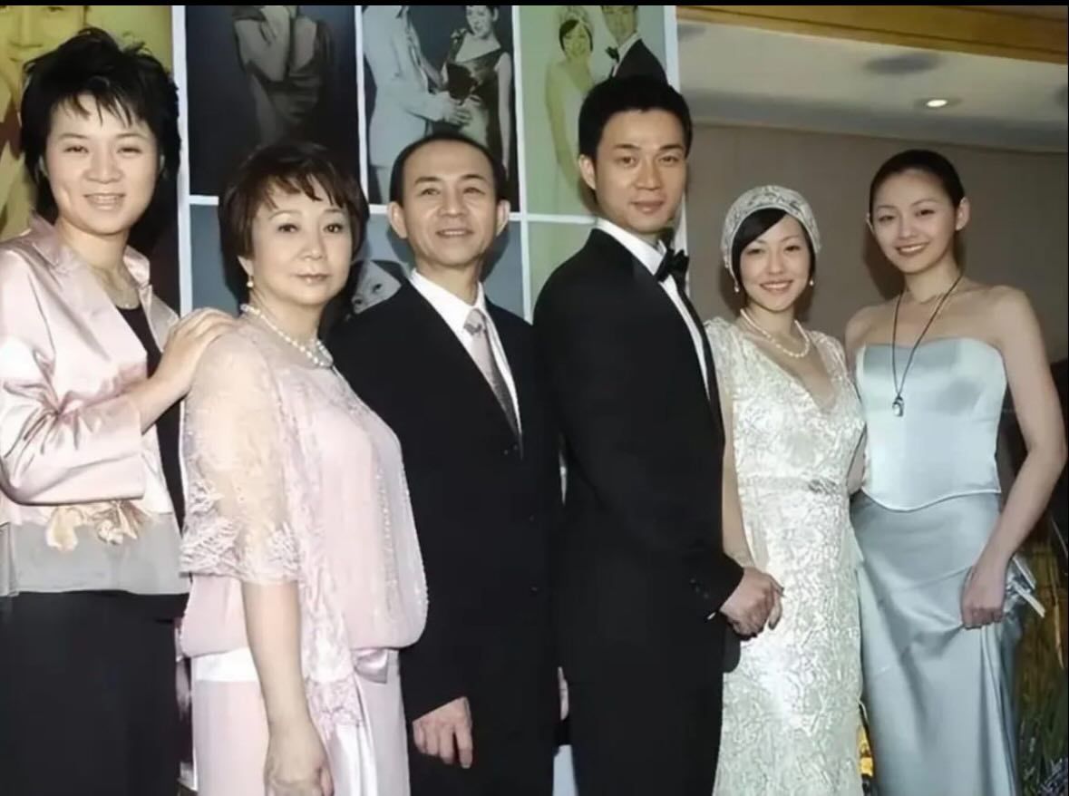 被许雅钧的发型吓一跳……