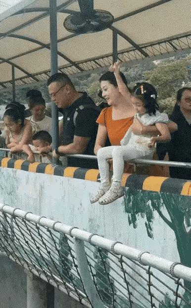 这个当妈的有点蠢！很多人觉得手挡着呢没事，其实不是你挡不挡的问题，而是你不能让孩