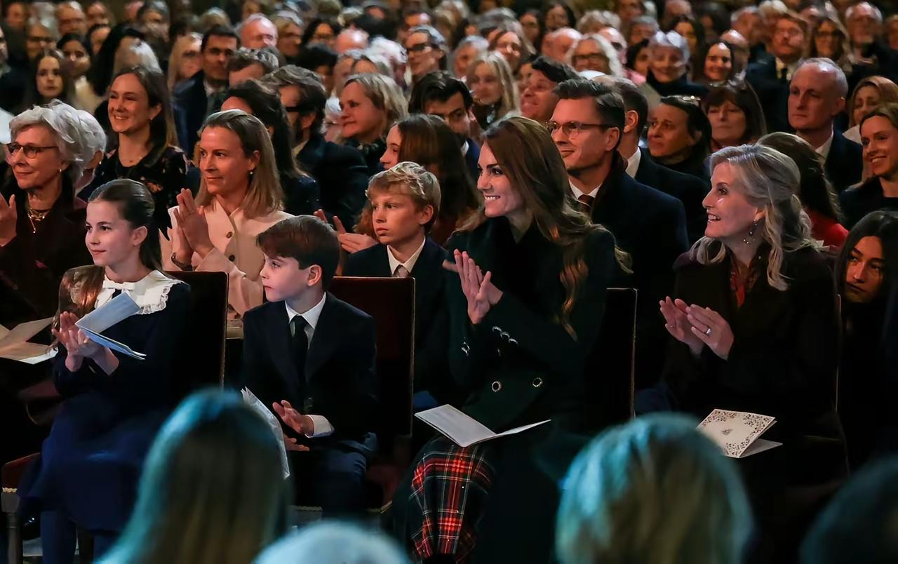 凯特娘家卡罗尔家族，真的“崛起”了！有权有头衔后，凯特就不打算低调了！这不在王