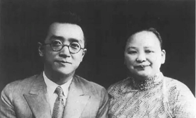 1917年，新婚夜，26岁胡适坐在椅子上，双手搓来搓去。江冬秀伸手戳他：“傻坐着