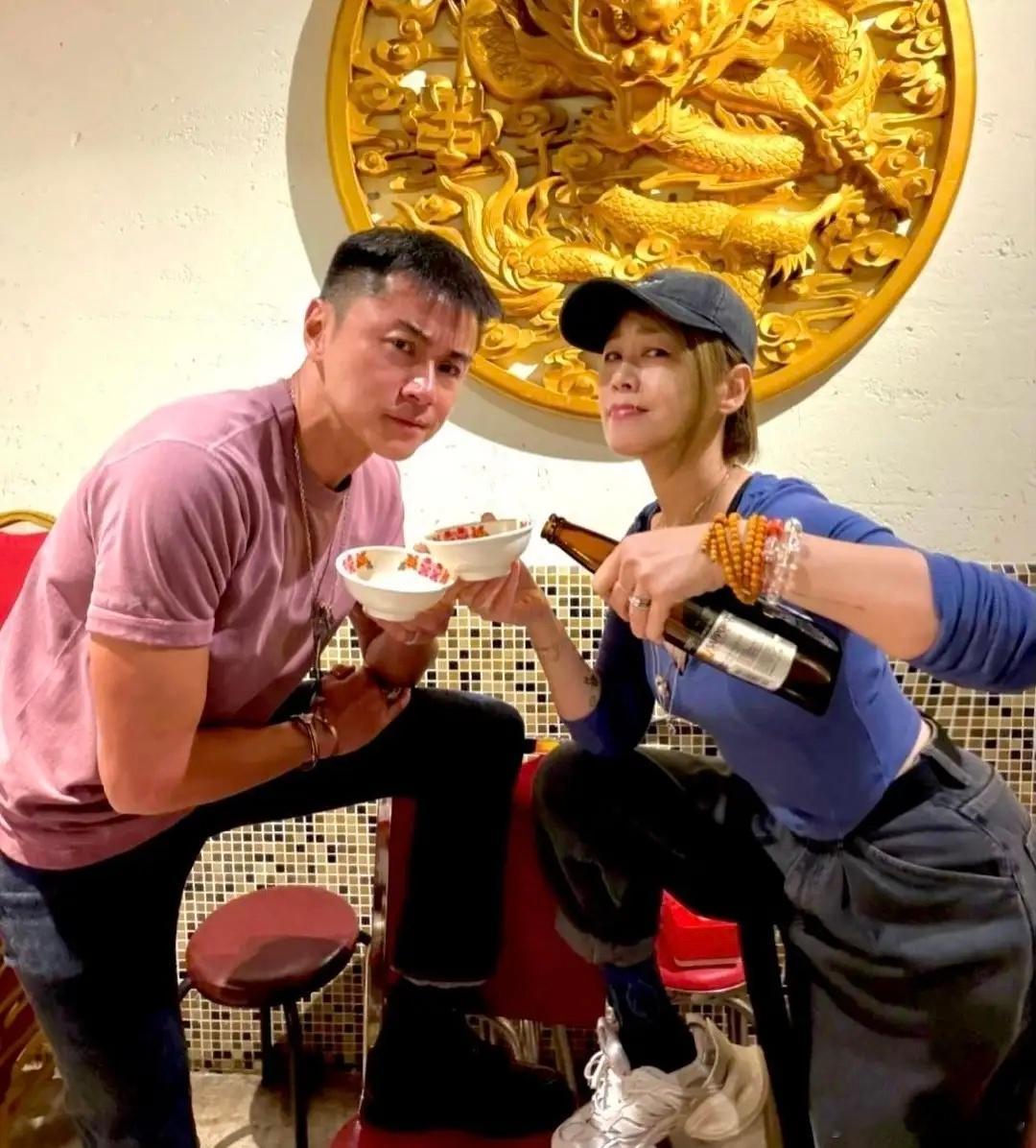 香港男星黄浩然庆祝和老婆结婚20周年，两个儿子在场，一家四口罕见同框。他已经51