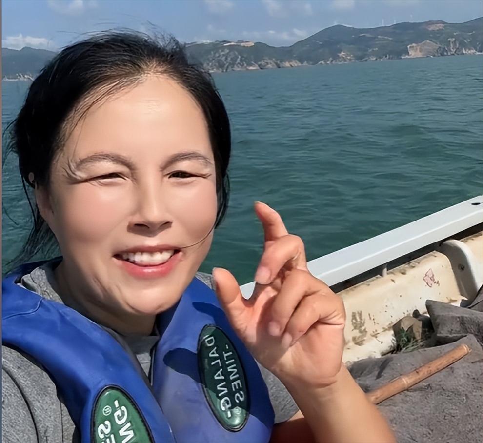 苍南的晨雾还没散，48岁的阿霞就挎着帆布包上了渔船——10月5日清晨，