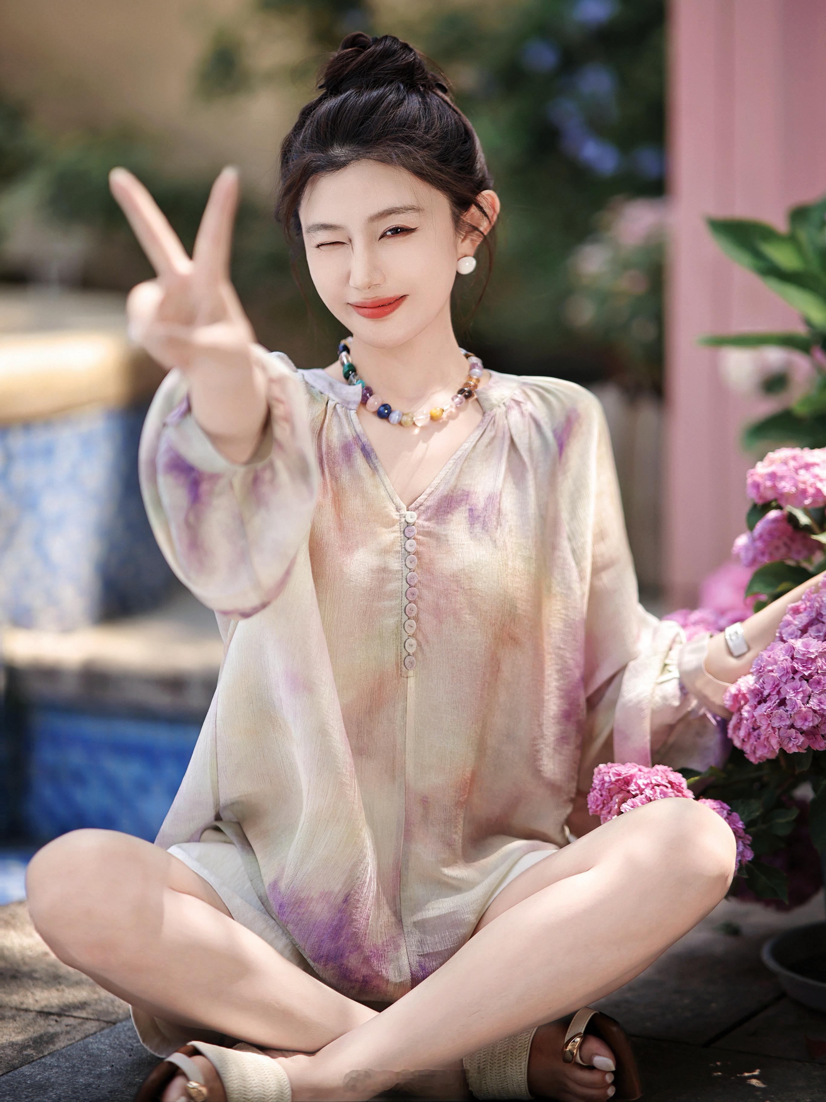 哪有女孩子不喜欢梦幻的衣服啊！这小衫不光有渐变晕染印花还是醋酸的😘高级又