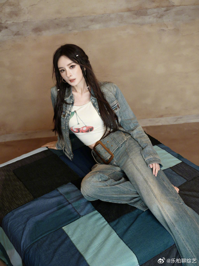 杨幂身段杨幂身段真的好适合牛仔服的造型啊，完全就是我们酷妹来的！又美又飒，把
