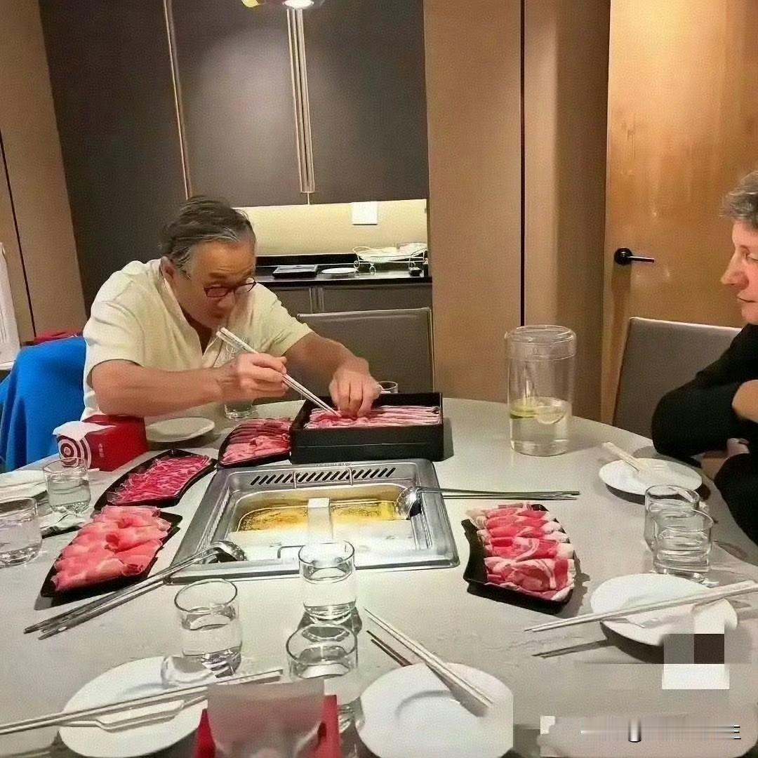 71岁成龙温哥华吃火锅被拍，手抖得夹菜都费劲。这个拍戏骨折几十次的男人，如