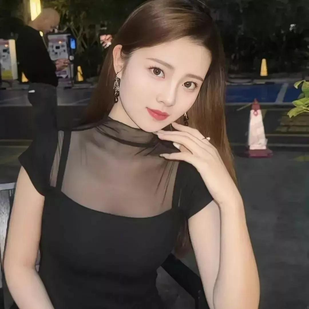 夜晚的迷人氛围，搭配优雅的黑裙，尽显女性魅力。气质黑裙搭配气质黑裙轻奢时尚黑