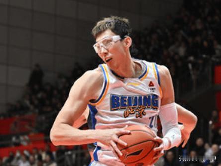 单看这两场，斯佩的引进对于首钢来说是很大的补充，和周琦很搭。可能他就是周琦采访时