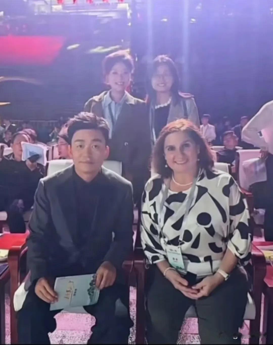 王宝强现身河北出席活动，穿着一身西装，脚踩增高鞋，发型板正，浓眉小眼，本人很清瘦