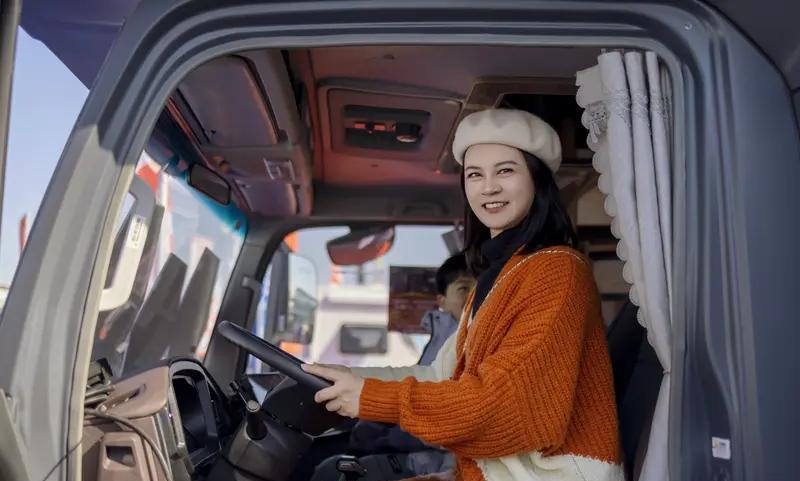 女货车司机遭遇男子碰瓷,对方索要两千元。女司机好言相劝,可男子依旧无理取闹。这时