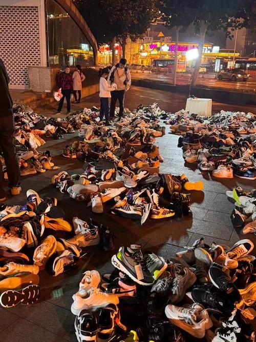 成本只要20块的鞋子，标价卖到160元。夜市转圈挑战：成功走直线就送鞋送现金，失